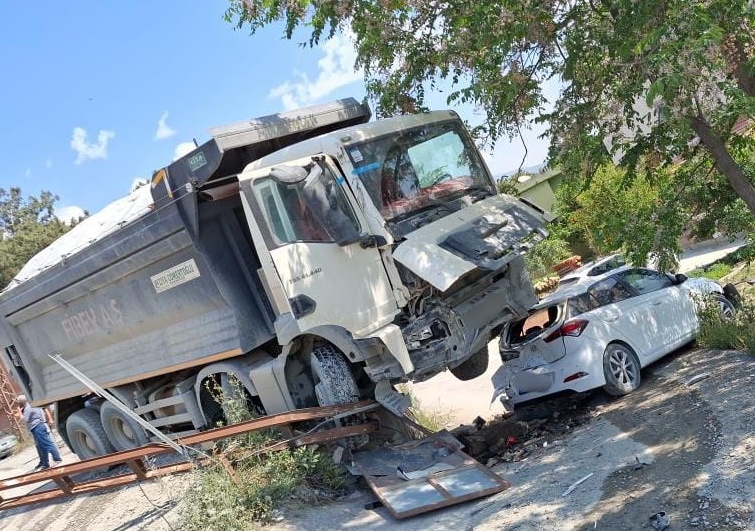 FRENİ ARIZALANAN KAMYON PARK HALİNDEKİ OTOMOBİLE ÇARPTI