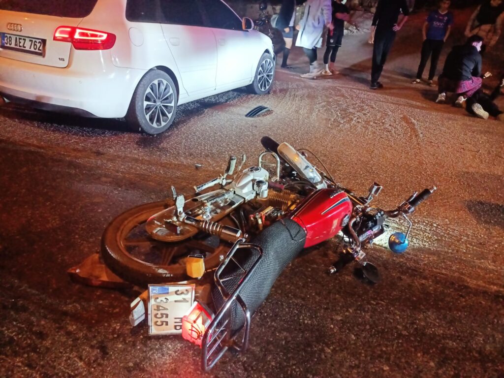 OTOMOBİLLE ÇARPIŞAN MOTOSİKLETTEKİ 2 KİŞİ YARALANDI