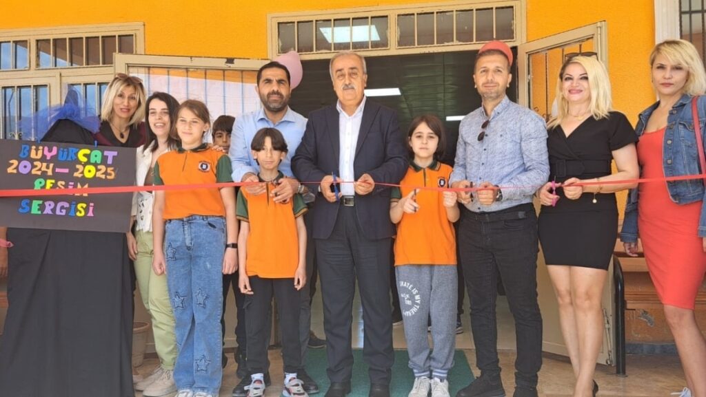 GÜLİSTAN: ”UFUK ÇİZGİSİNDEN ÖTEYE” RESİM VE TASARIM SERGİSİ AÇILIŞINA KATILDI