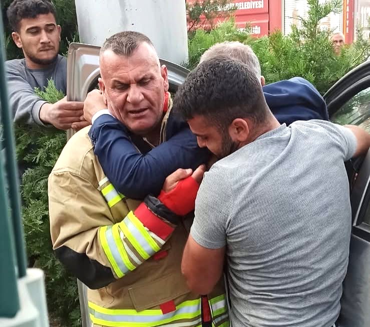 2 OTOMOBİLİN ÇARPIŞTIĞI KAZADA 2 KİŞİ YARALANDI