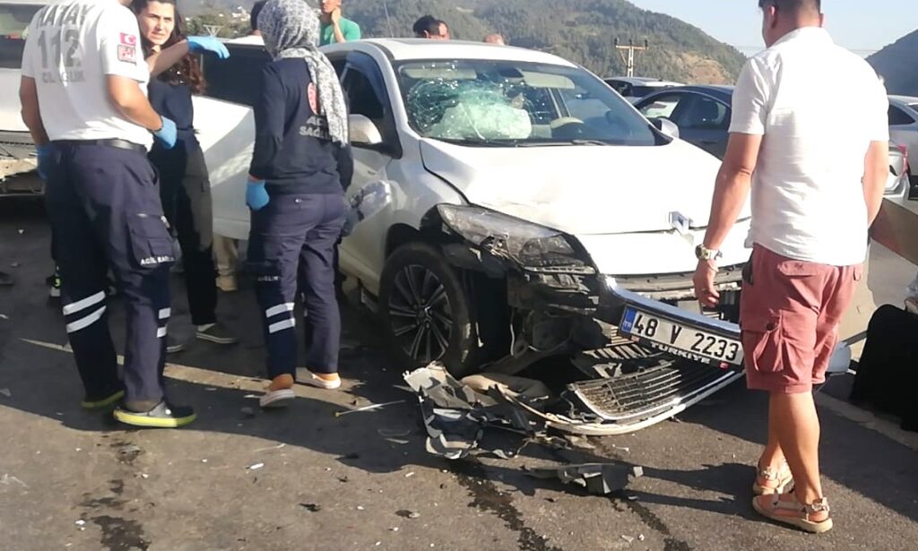 4 ARACIN KARIŞTIĞI ZİNCİRLEME TRAFİK KAZASINDA 3 KİŞİ YARALANDI