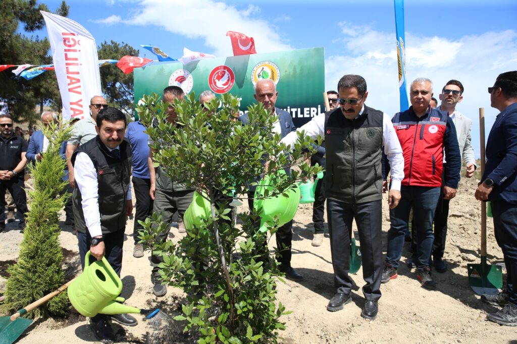 DEPREMLERDE HAYATINI KAYBEDENLERİN ANISINA FİDAN DİKİLDİ