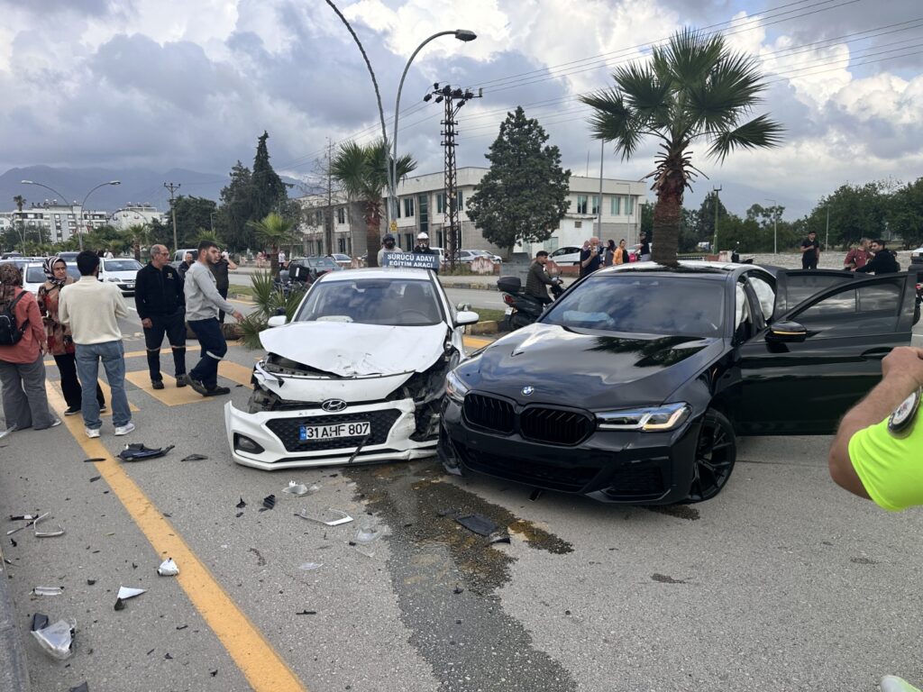 2 OTOMOBİLİN ÇARPIŞTIĞI KAZADA 5 KİŞİ YARALANDI