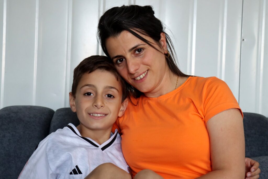ENKAZDA SESİYLE HAYATA TUTUNDUĞU OĞLUNA HEM ANNELİK HEM BABALIK YAPIYOR