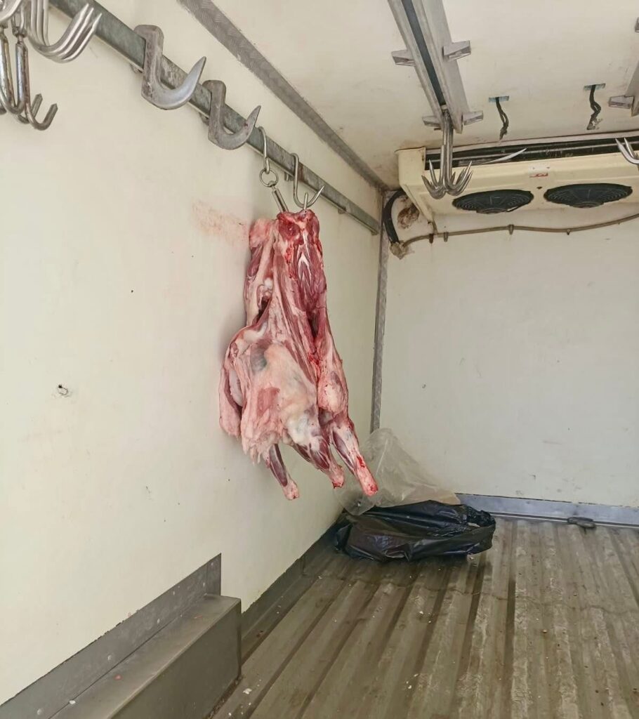 SAĞLIKSIZ KOŞULLARDA TAŞINAN 34 KİLOGRAM ET ELE GEÇİRİLDİ