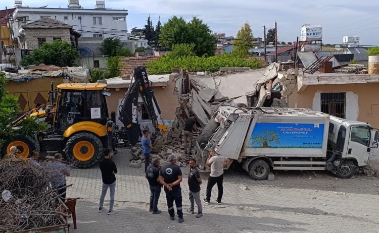 ÇÖP KAMYONU EVE ÇARPTI
