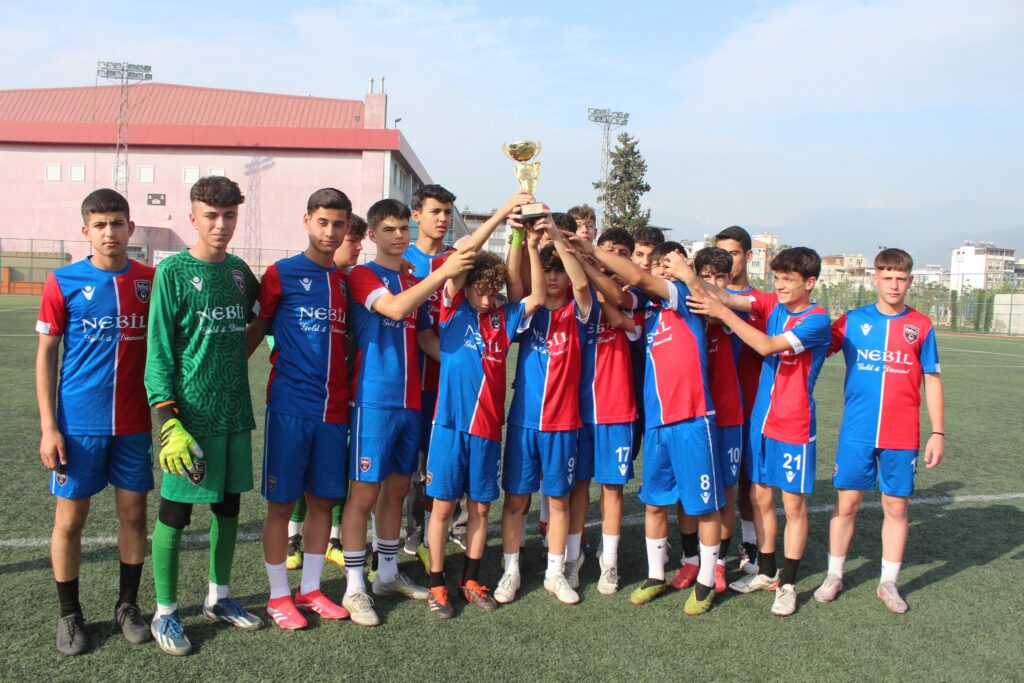 HATAY ŞAMPİYONU POYRAZ SPOR’A ŞAMPİYONLUK KUPASI