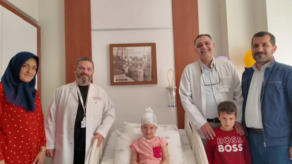 5 YAŞINDAKİ ÇOCUK BEYİN TÜMÖRÜ AMELİYATIYLA SAĞLIĞINA KAVUŞTU