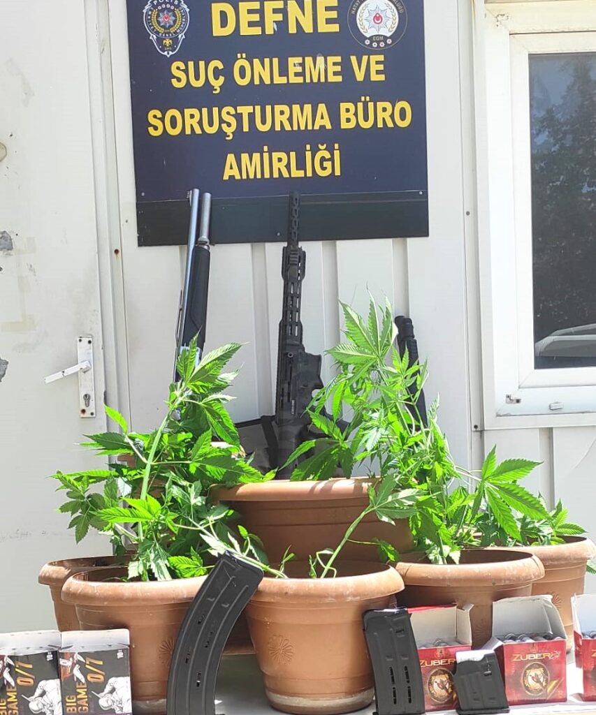 EVİNDEN CEPHANELİK ÇIKTI