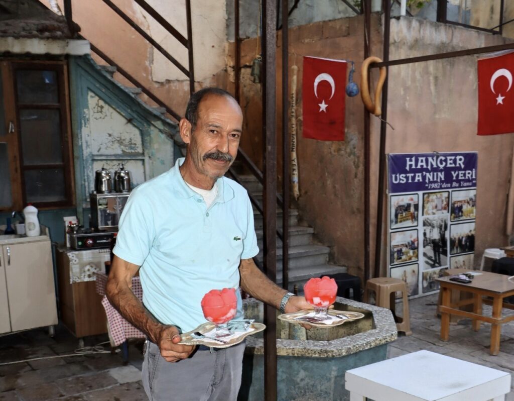 TARİHİ UZUN ÇARŞI’DA SERİNLETEN LEZZETLER HANÇER USTA’DAN