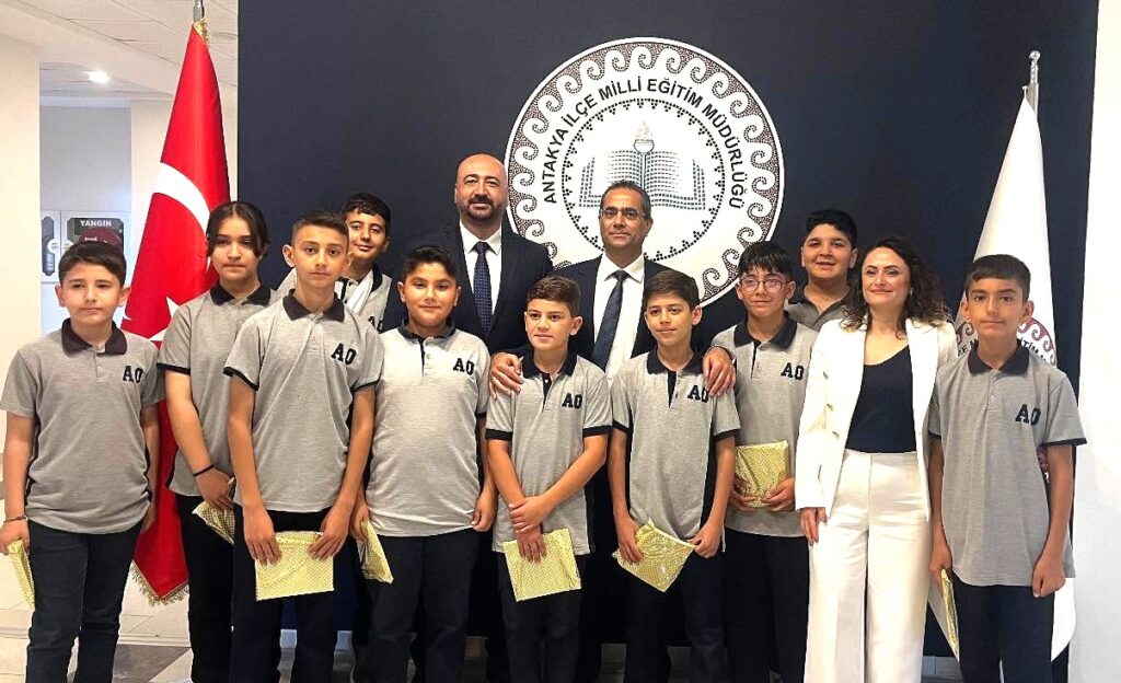 MÜDÜR TECİMEN ŞAMPİYONLARI KABUL ETTİ
