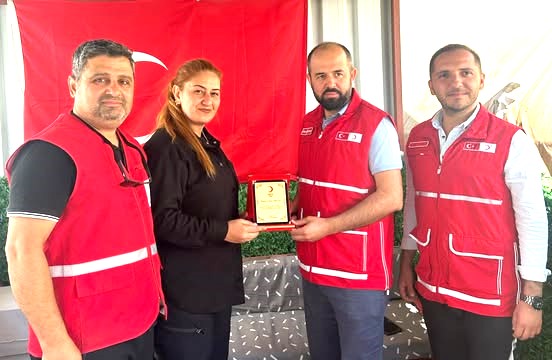 DEPREMZEDELERİN ABLASINA KIZILAY DEFNE’DEN PLAKET