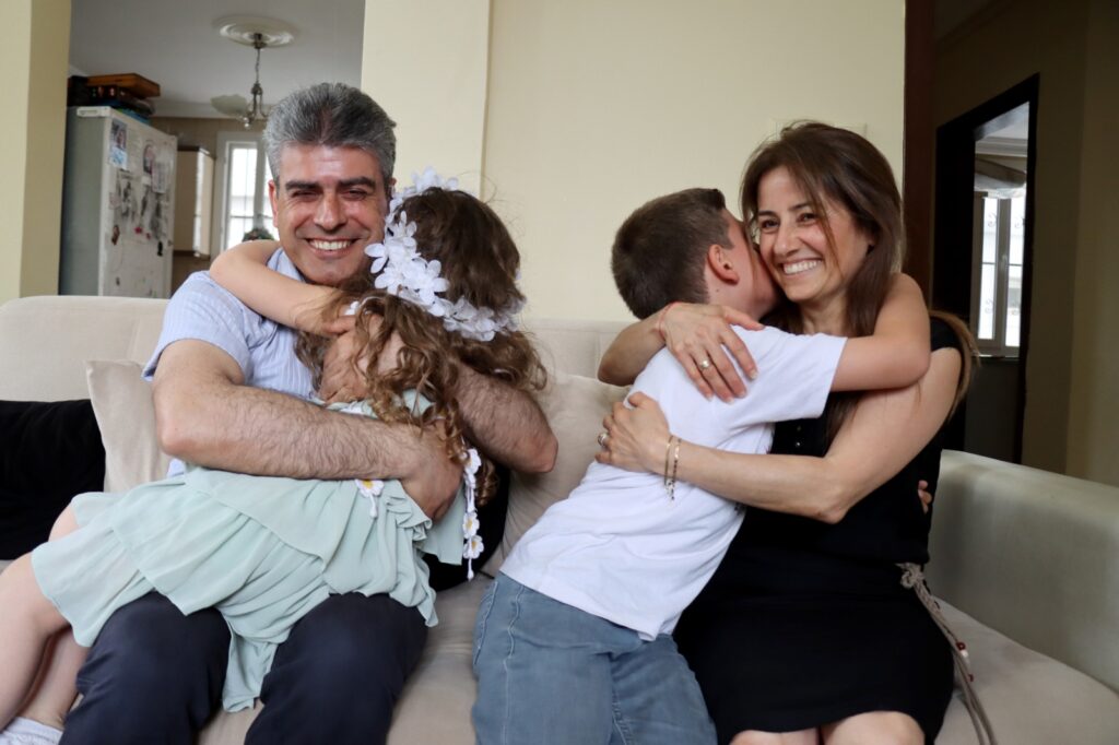 DEVLET HİMAYESİNDEKİ ÇOCUKLARI KONU ALAN DİZİDEN ETKİLENİP İKİ KARDEŞE YUVA OLDULAR