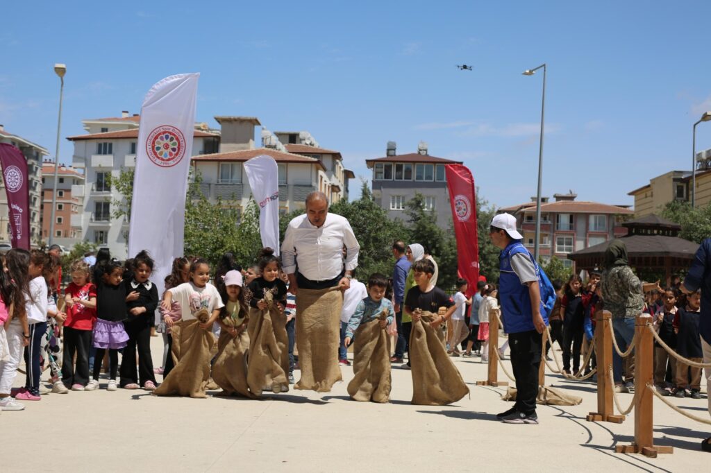 GELENEKSEL OYUNLAR TIRI HATAY’DA ÖĞRENCİLERLE BULUŞTU