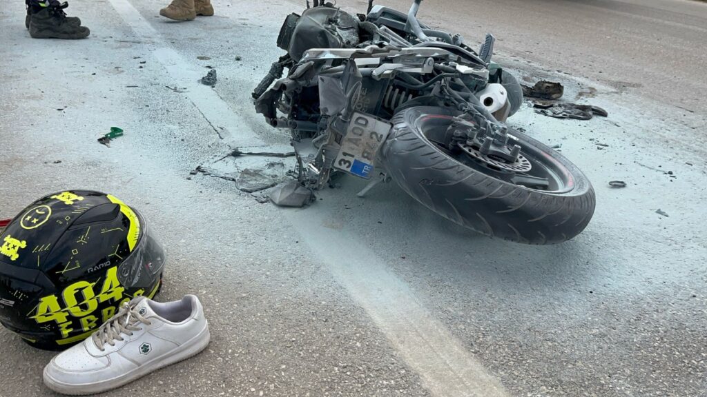 TIRLA ÇARPIŞAN MOTOSİKLET SÜRÜCÜSÜ YARALANDI
