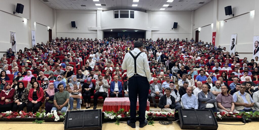 YAZAR HAYATİ İNANÇ, HATAY’DA SÖYLEŞİYE KATILDI