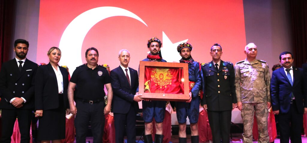 PİYADE ALAYI’NIN TEMSİLİ SANCAĞI HMKÜ’YE VERİLDİ