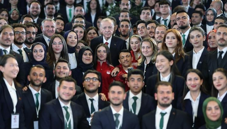 HATAYLI GENÇ CUMHURBAŞKANI ERDOĞAN İLE BULUŞTU