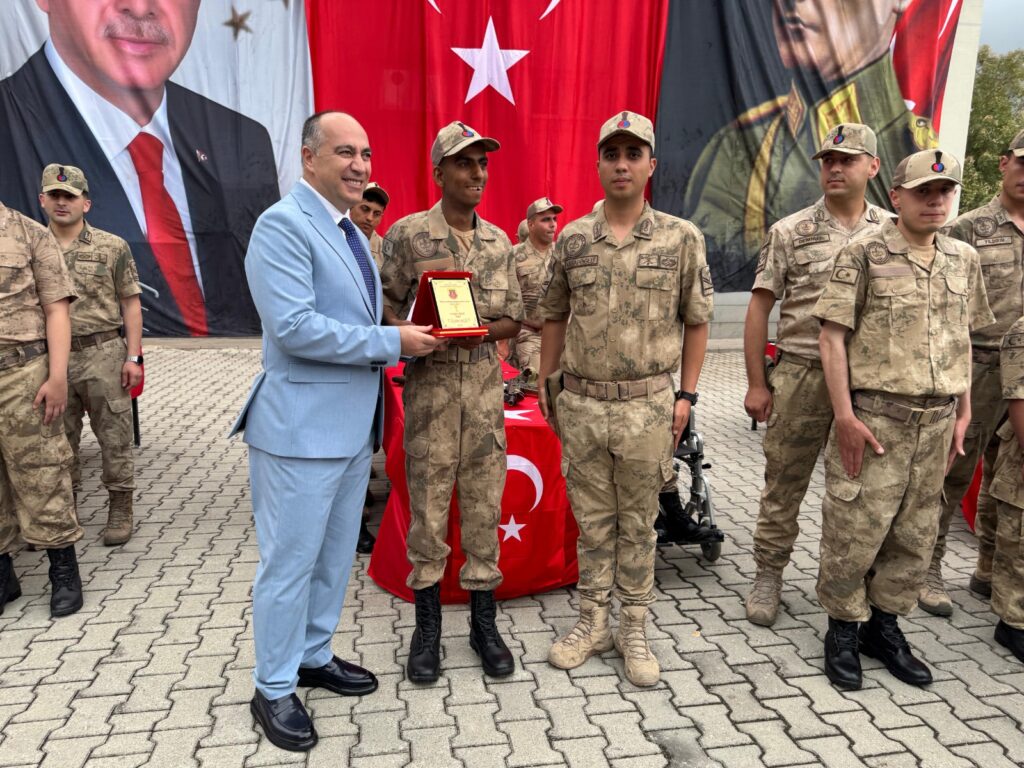 14 ENGELLİ GENÇ ÜNİFORMA GİYİP BİR GÜNLÜĞÜNE ASKER OLDU
