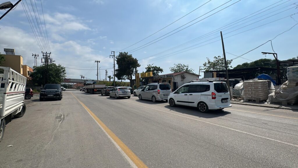 HAFRİYAT KAMYONUNUN OTOMOBİLİ SÜRÜKLEDİĞİ ANLAR GÜVENLİK KAMERASINDA