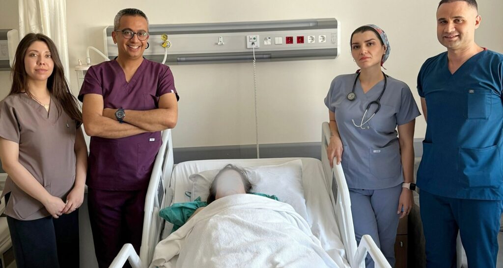 ALTINÖZÜ DEVLET HASTANESİ’NDE ORTOPEDİ AMELİYATI BAŞARIYLA GERÇEKLEŞTİRİLDİ
