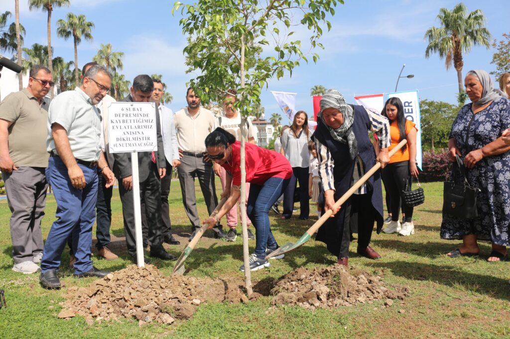 HATAY’DA ANNELER DEPREMLERDE KAYBETTİKLERİ ÇOCUKLARI ANISINA AĞAÇ DİKTİ