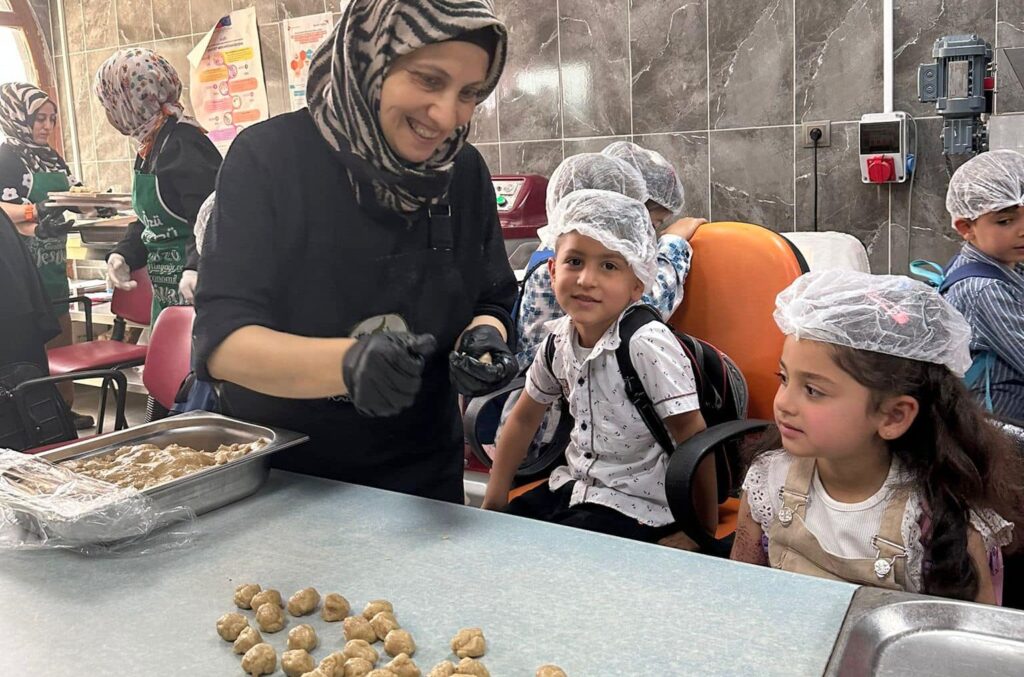 “DIŞARIDA OKUL GÜNÜ”NDE KÖMBE YAPTILAR