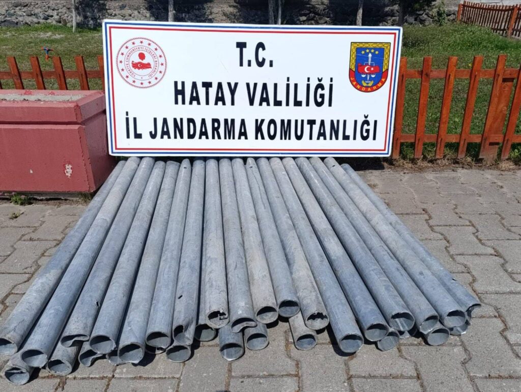 ERZİN’DE KARAYOLLARININ DEMİR DİREKLERİNİ ÇALDIKLARI İDDİASIYLA 2 ZANLI TUTUKLANDI