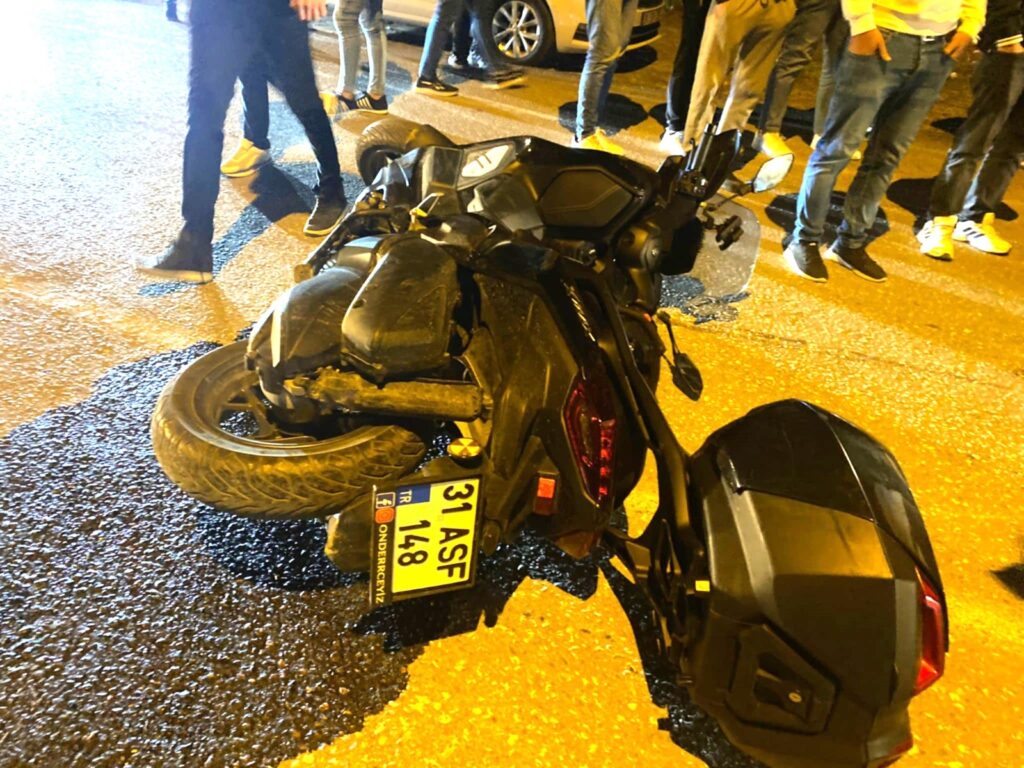 YOL KENARINDAKİ KONTEYNERE ÇARPAN MOTOSİKLETİN SÜRÜCÜSÜ YARALANDI