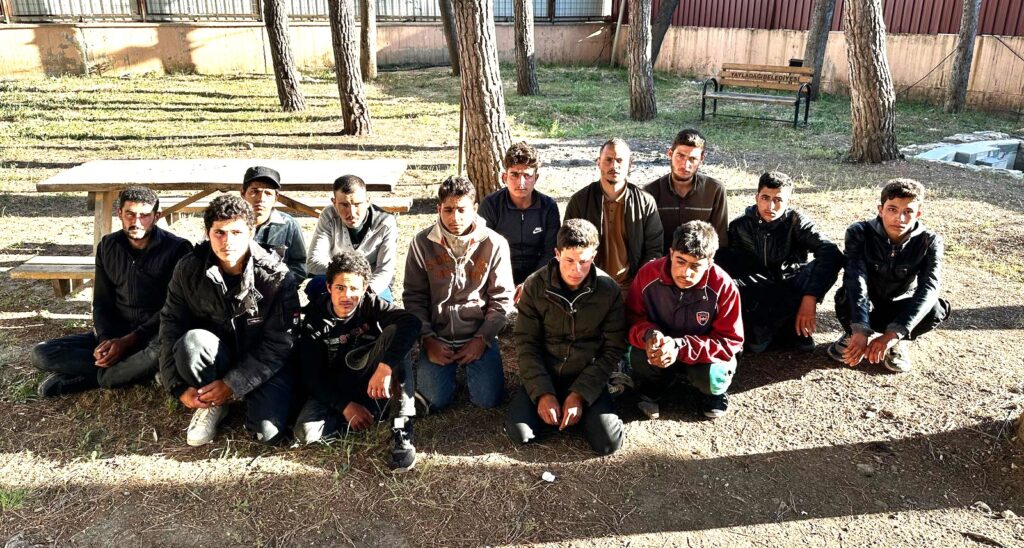 65 DÜZENSİZ GÖÇMEN YAKALANDI