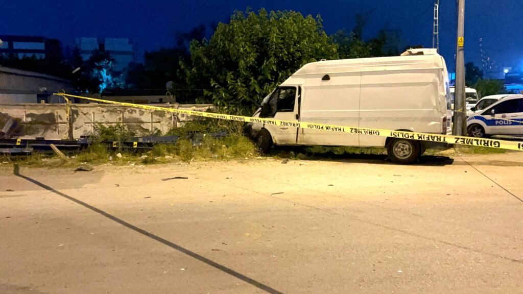 OTOBÜSLE ÇARPIŞAN HAFİF TİCARİ ARACIN SÜRÜCÜSÜ YARALANDI