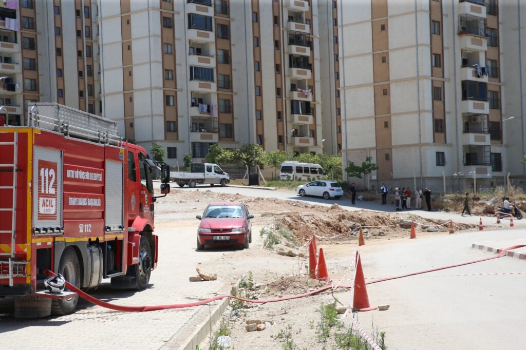 YOL ÇALIŞMASINDA DOĞAL GAZ BORUSU DELİNDİ