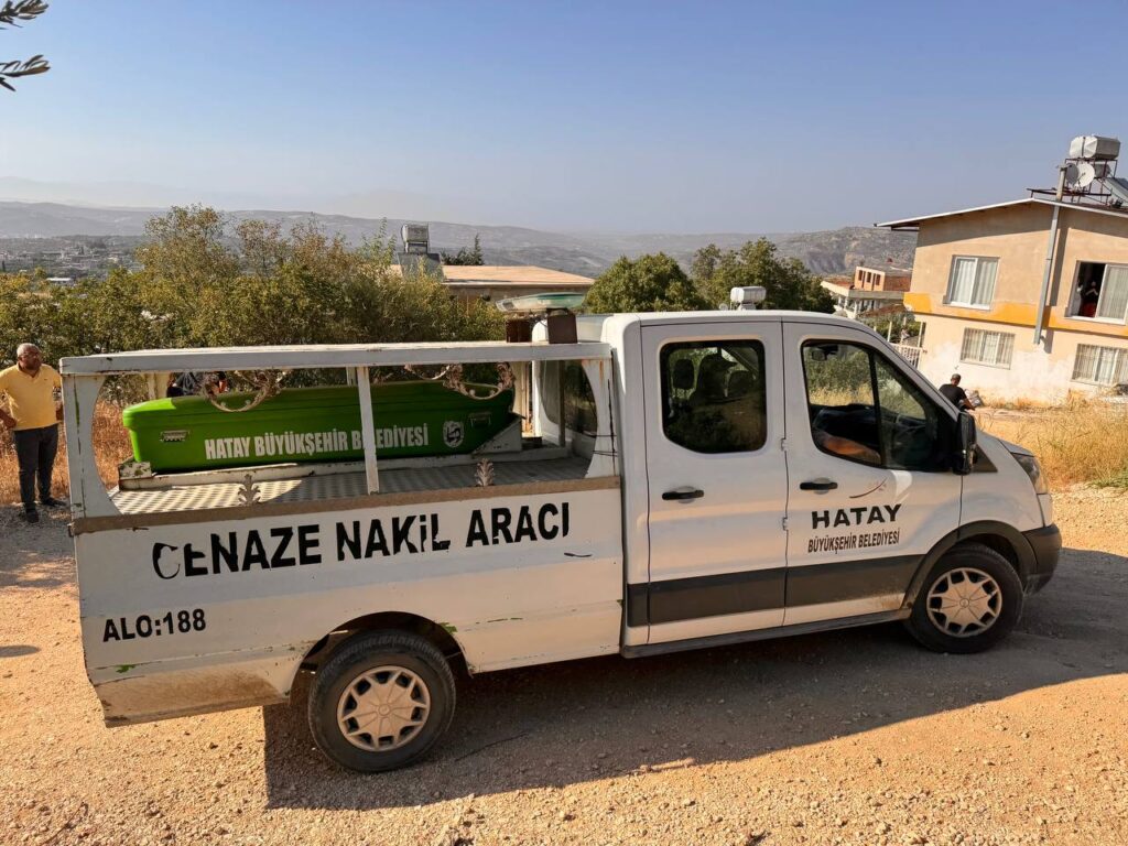 BİR KİŞİ TARTIŞTIĞI KIZINI ÖLDÜRDÜ, EŞİNİ YARALADI