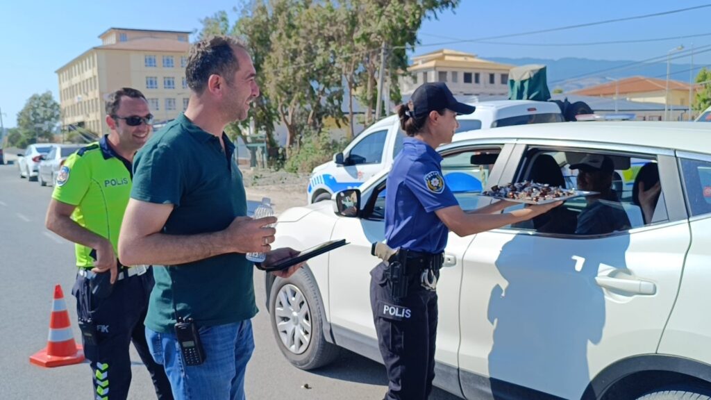 SAMANDAĞ’DA POLİS EKİPLERİ VATANDAŞLARIN BAYRAMINI KUTLADI