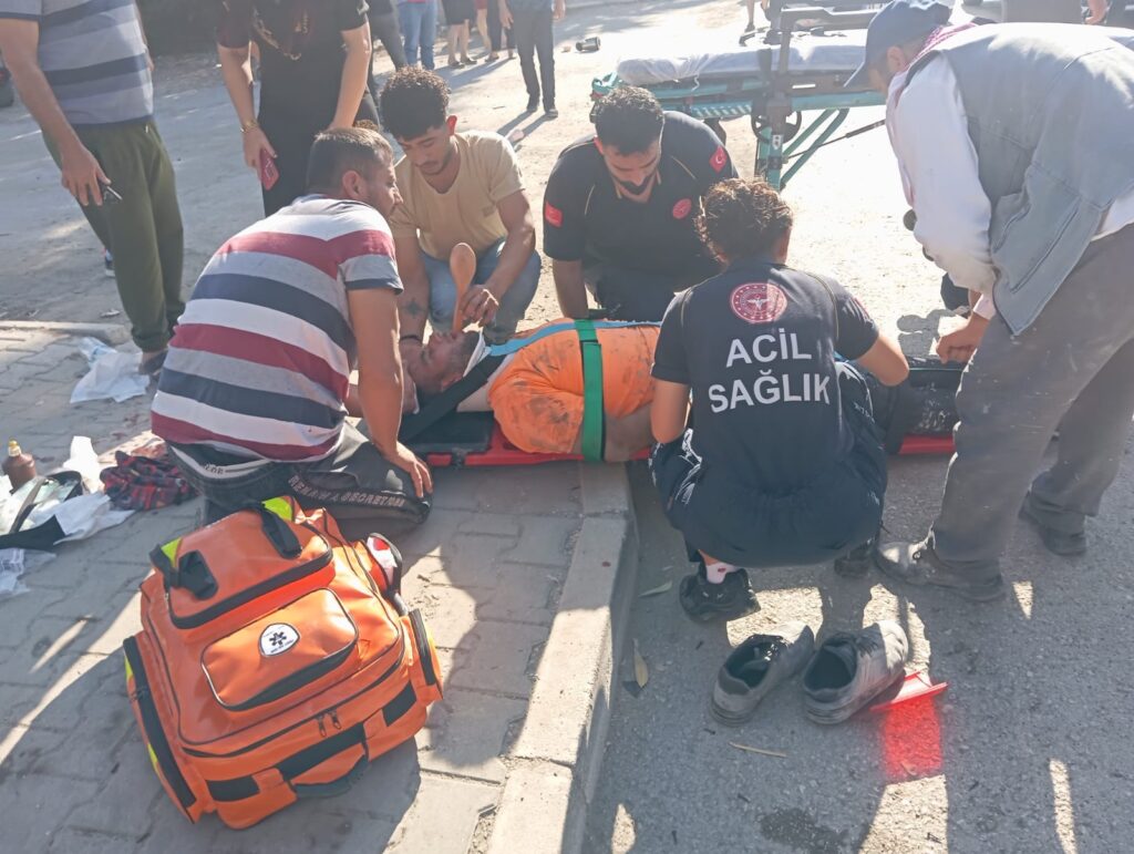 SAMANDAĞ’DA OTOMOBİLLE HAFİF TİCARİ ARACIN ÇARPIŞMASI SONUCU 4 KİŞİ YARALANDI