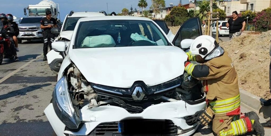 5 OTOMOBİLİN KARIŞTIĞI ZİNCİRLEME KAZADA 1 KİŞİ YARALANDI