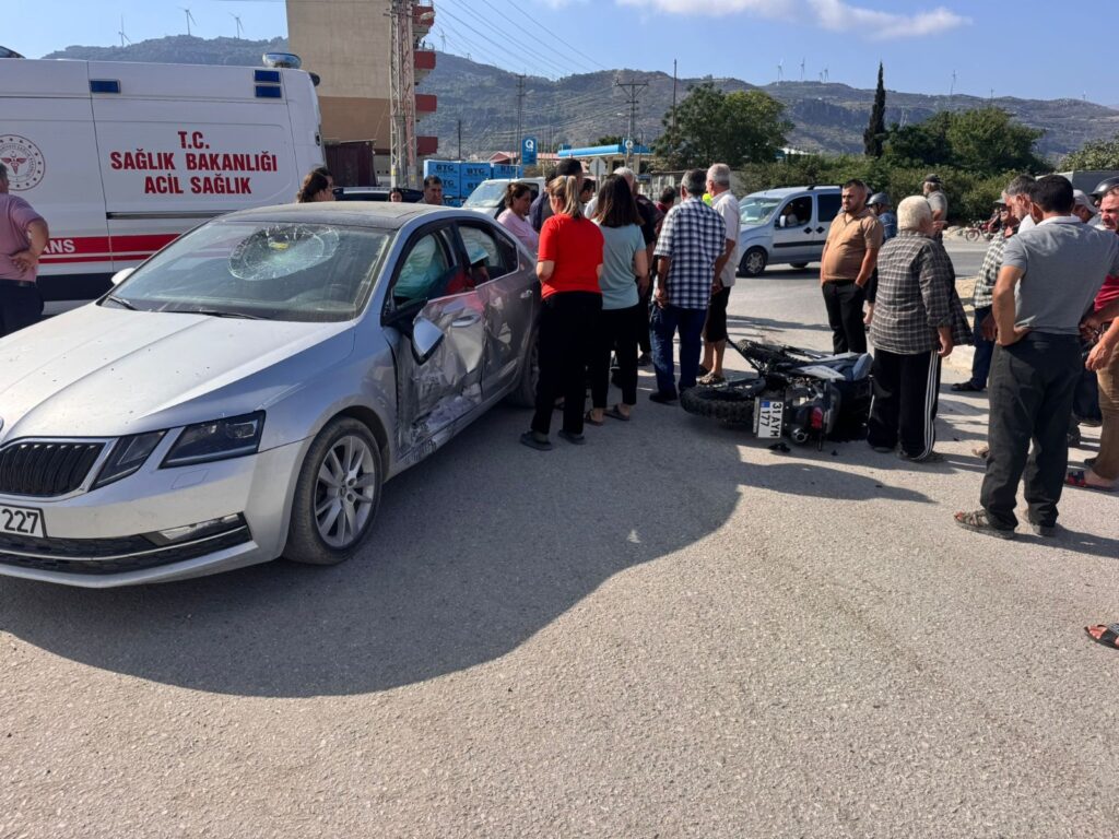 SAMANDAĞ’DA OTOMOBİLLE ÇARPIŞAN MOTOSİKLETTEKİ 2 KİŞİ YARALANDI