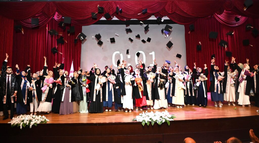 İLAHİYAT FAKÜLTESİ MEZUNİYET TÖRENİ COŞKUYLA GERÇEKLEŞTİRİLDİ