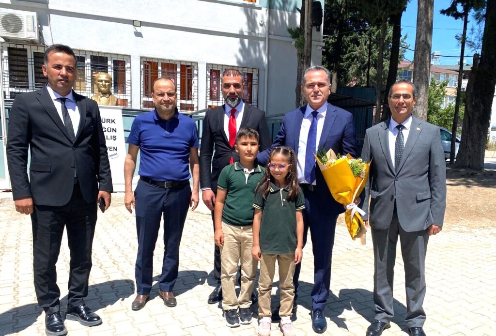 ÖĞRENCİLERİN KARNE SEVİNCİNE ORTAK OLDULAR