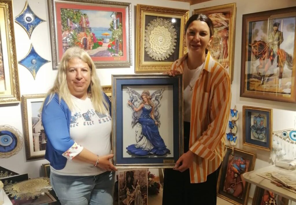 FULYA ÖZTÜRK, KÜLTÜR SANAT ÇARŞISI’NDA DEPREMZEDE SANATÇILARA DESTEK OLDU