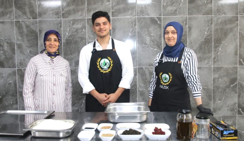 MASTERCHEF MURAT, HÜNERLERİNİ HAZEK’TE SERGİLEDİ