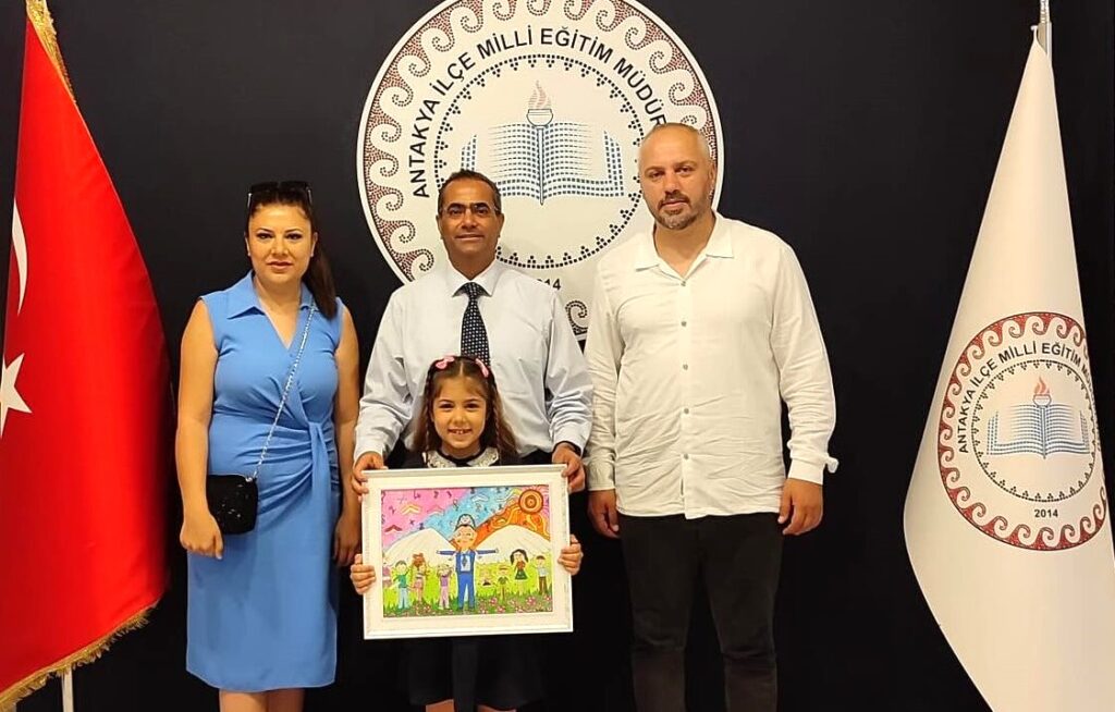 MİNİK ÖĞRENCİ TABLOSUNU TECİMEN’E HEDİYE ETTİ