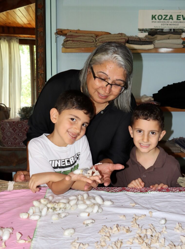KOZALARDAN HAYATA: DEFNE KOZA EVİ’NDE DOĞAYA SAYGILI İPEK YOLCULUĞU