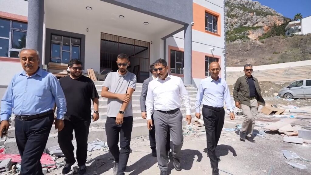 DEFNE’DE 16 DERSLİKLİ OKUL İNŞAATI SÜRÜYOR