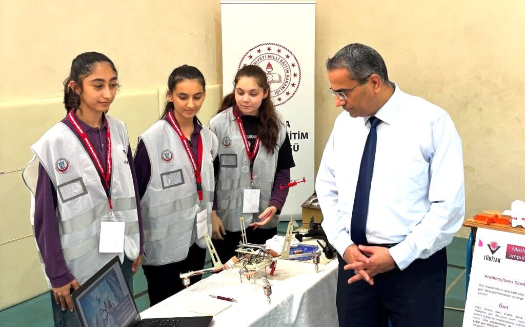 ANTAKYA’DA ÖĞRENCİLER BİLİM FUARINDA ESERLERİNİ SERGİLEDİ