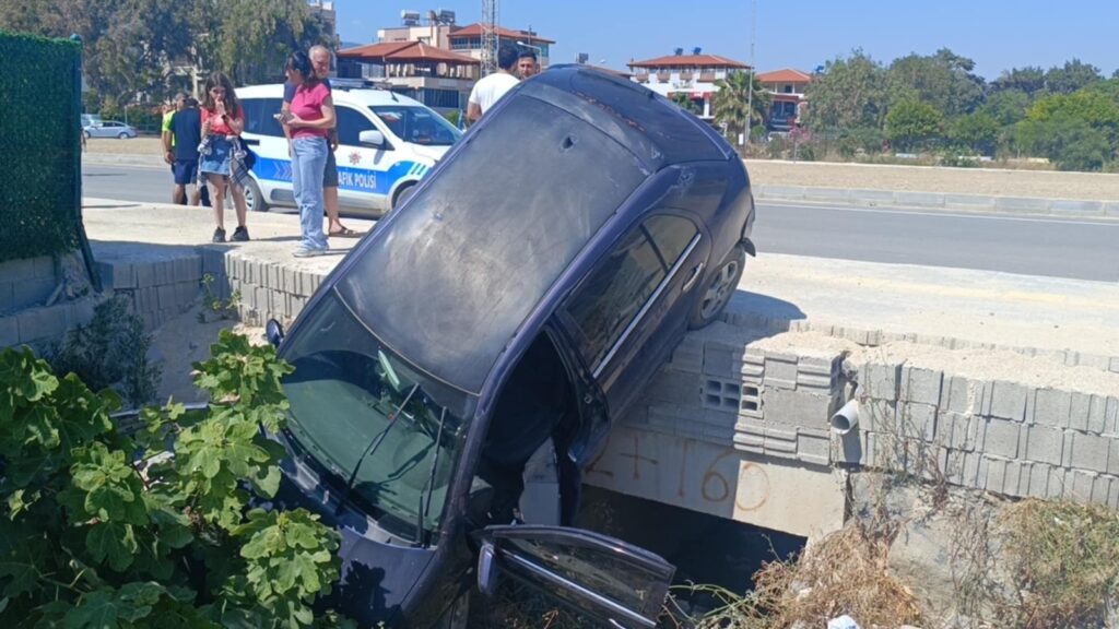 SAMANDAĞ’DA MENFEZE DÜŞEN OTOMOBİL SÜRÜCÜSÜ YARALANDI