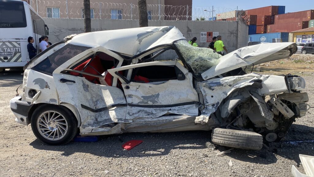 İKİ OTOMOBİLİN ÇARPIŞTIĞI KAZADA 2 KİŞİ YARALANDI