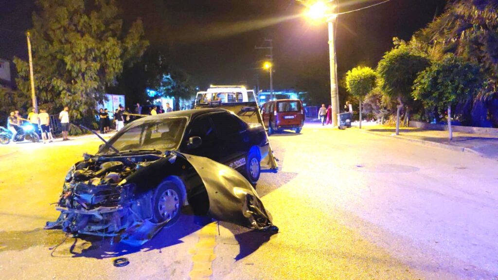 HAFİF TİCARİ ARAÇ İLE OTOMOBİLİN ÇARPIŞTIĞI KAZADA 6 KİŞİ YARALANDI