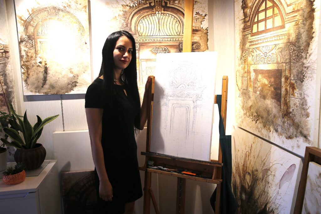 HATAYLI RESSAM ÇİZİMLERİNİ KAHVE VE ÇAY DÖKEREK RENKLENDİRİYOR