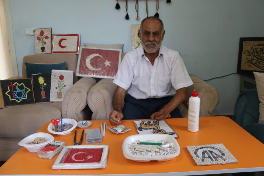 OĞLUNUN ÖDEVİYLE TANIŞTIĞI MOZAİK SANATI EMEKLİLİKTEKİ HOBİSİ OLDU
